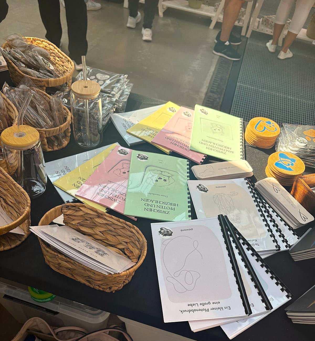 Ein Blick auf meinen Stand – meine ersten eigenen Produkte, selbst gestaltet, vorbereitet und zum ersten Mal auf einer Messe präsentiert. Ein besonderer Moment für mich.