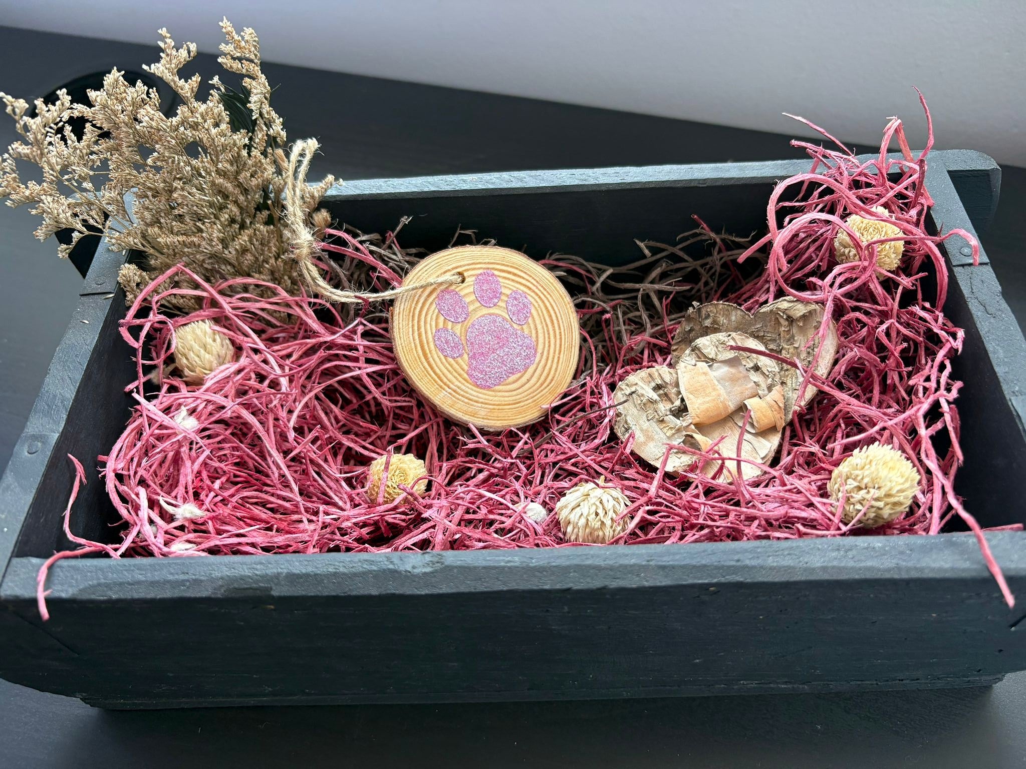 Holz-Anhänger mit Pfotenmotiv – rosa (Unikat)