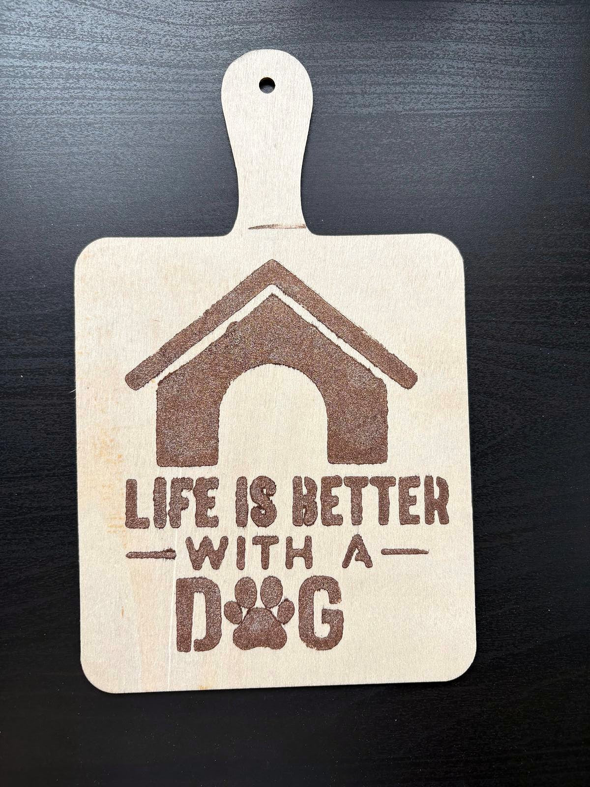 dekoratives dünnes Holzbrett „Life is better with a dog“ – liebevolle Deko für Hundeliebhaber