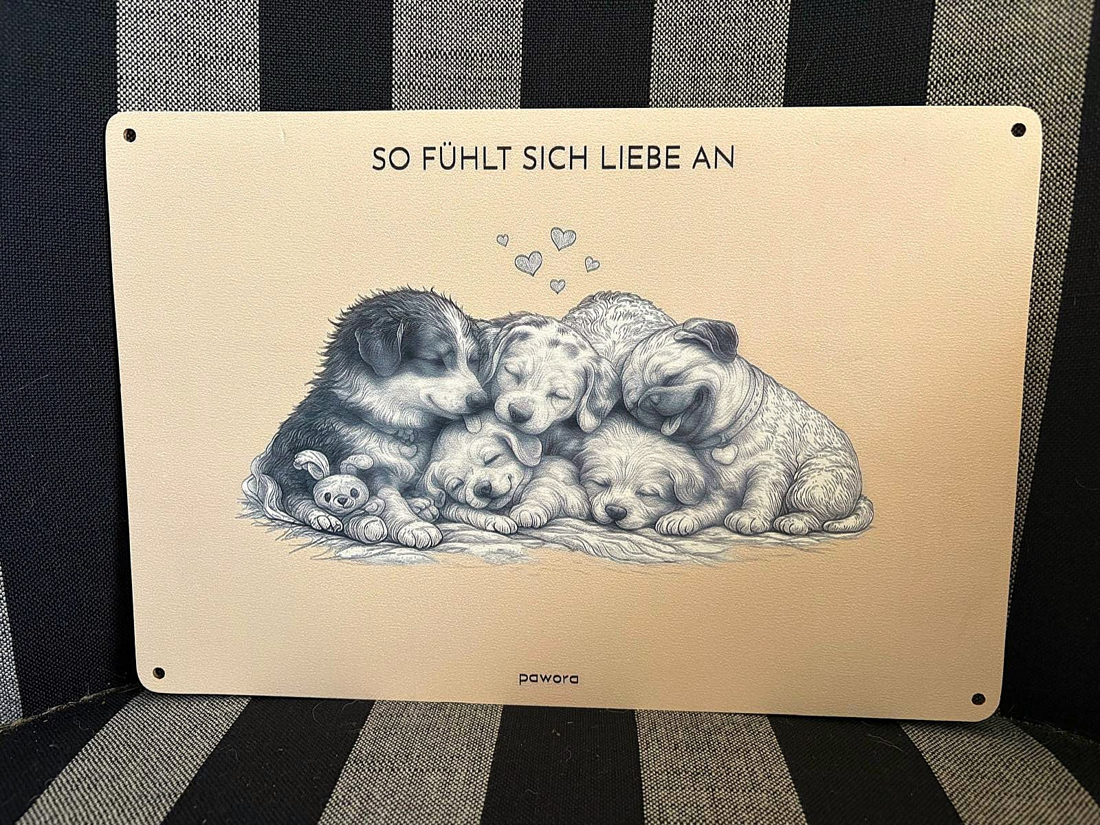 Liebevolles Holzschild mit Hundeillustration – So fühlt sich Liebe an