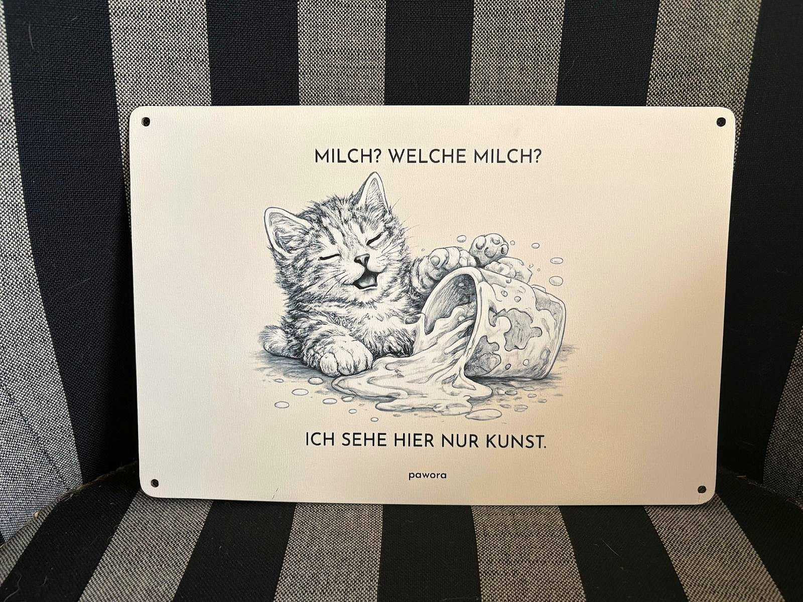 Humorvolles Holzschild mit frecher Katzenillustration – Milch? Welche Milch?