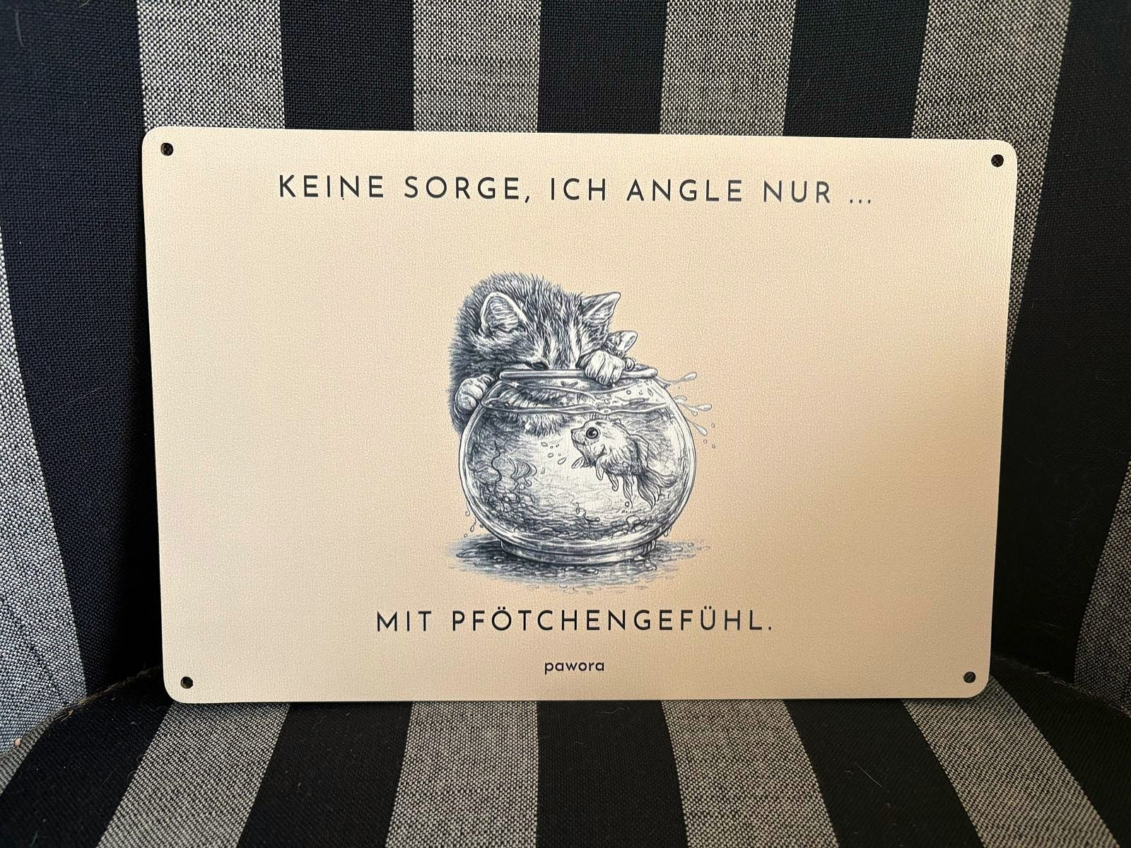Humorvolles Holzschild mit süßer Katzenillustration – Keine Sorge, ich angle nur ...