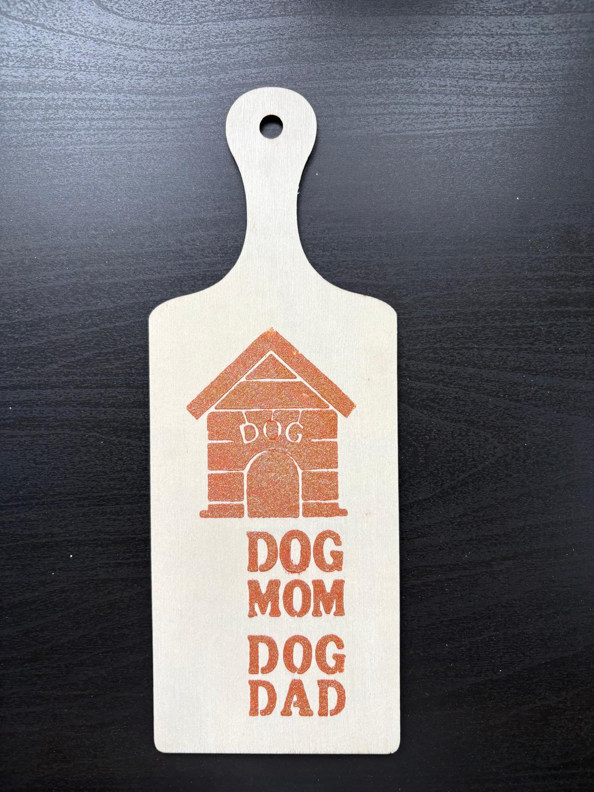 Dekoratives dünnes Holzbrett „Dog Mom / Dog Dad“ – liebevolle Deko für echte Hundemenschen