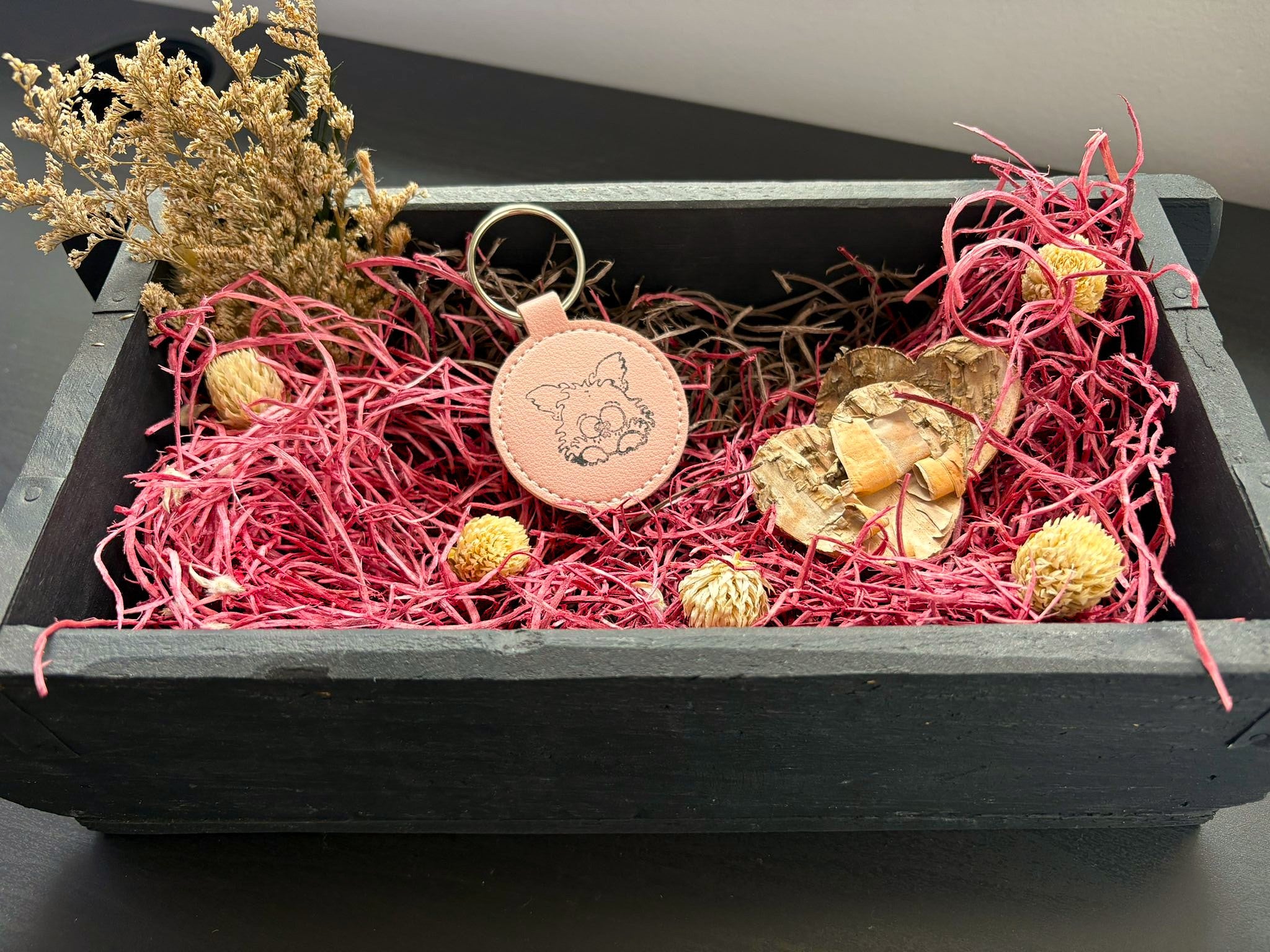 Runder Schlüsselanhänger aus Kunstleder – rosa mit Tiermotiv