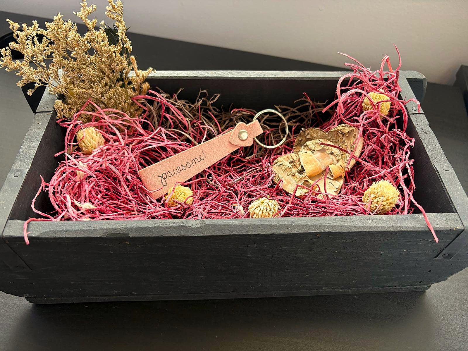 Schlüsselanhänger aus Kunstleder – rosa (lang) mit Schriftzug